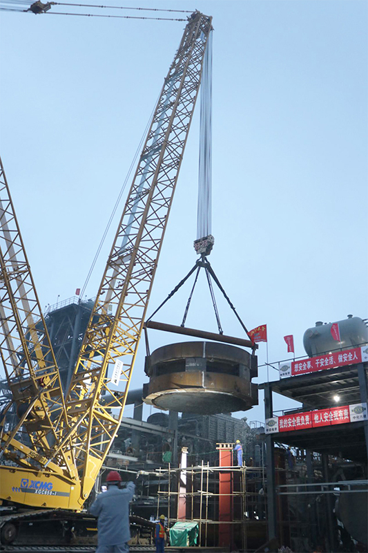 山东朗晖8万吨年苯酐项目氧化反应器精准吊装就位